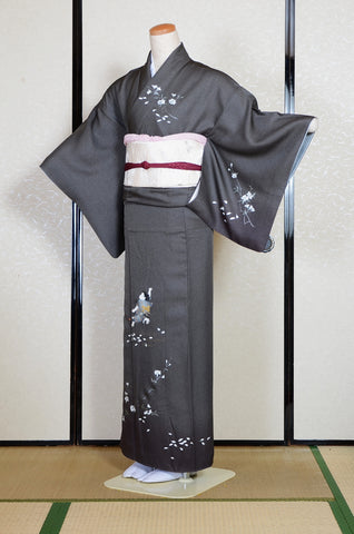 Japanese kimono. kimono for women. kimono female. houmongi kimono. tsukesage kimono.