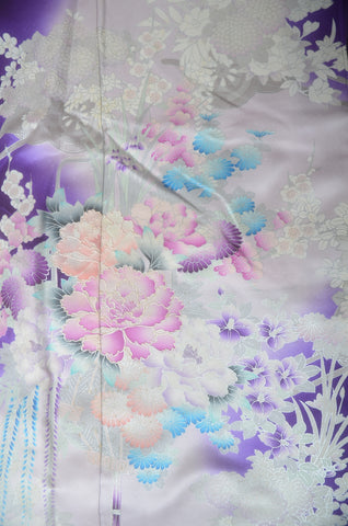 Furisode kimono. Long sleeved kimono. Japanese kimono. maiko kimono. geisha kimono.