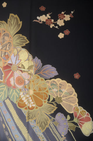 Furisode kimono. Long sleeved kimono. Japanese kimono. maiko kimono. geisha kimono.