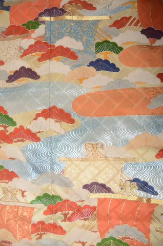 Furisode kimono. Long sleeved kimono. Japanese kimono. maiko kimono. geisha kimono.