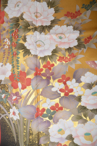 Furisode kimono. Long sleeved kimono. Japanese kimono. maiko kimono. geisha kimono.