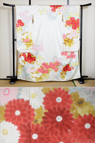 Furisode kimono. Long sleeved kimono. Japanese kimono. maiko kimono. geisha kimono.