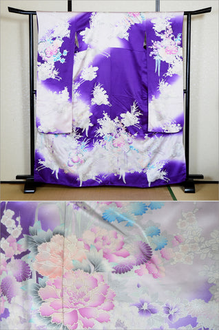 Furisode kimono. Long sleeved kimono. Japanese kimono. maiko kimono. geisha kimono.