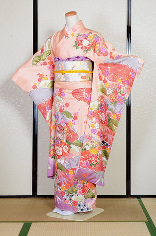 Furisode kimono. Long sleeved kimono. Japanese kimono. maiko kimono. geisha kimono.