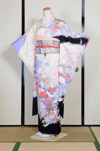 Furisode kimono. Long sleeved kimono. Japanese kimono. maiko kimono. geisha kimono.