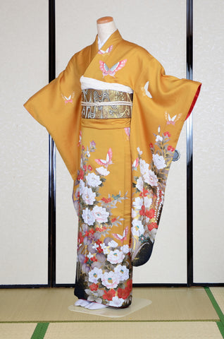 Furisode kimono. Long sleeved kimono. Japanese kimono. maiko kimono. geisha kimono.