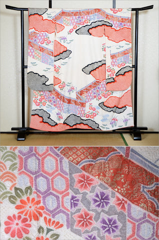 Furisode kimono. Long sleeved kimono. Japanese kimono. maiko kimono. geisha kimono.