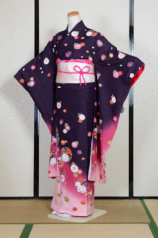 Furisode kimono. Long sleeved kimono. Japanese kimono. maiko kimono. geisha kimono.