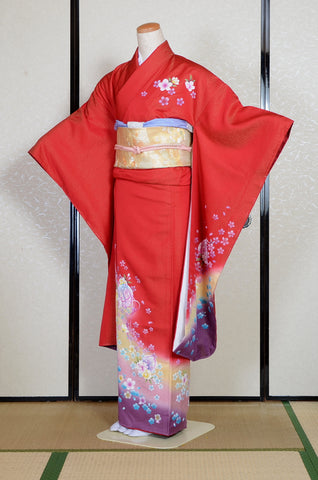 Furisode kimono. Long sleeved kimono. Japanese kimono. maiko kimono. geisha kimono.