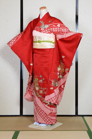 Furisode kimono. Long sleeved kimono. Japanese kimono. maiko kimono. geisha kimono.