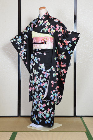 Furisode kimono. Long sleeved kimono. Japanese kimono. maiko kimono. geisha kimono.