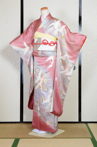 Furisode kimono. Long sleeved kimono. Japanese kimono. maiko kimono. geisha kimono.