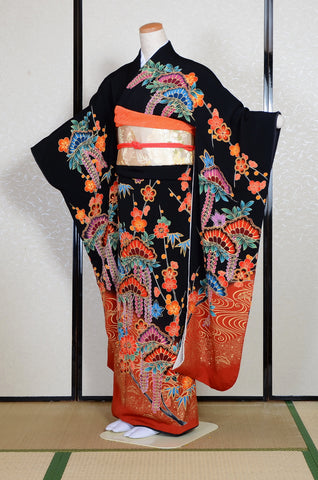 Furisode kimono. Long sleeved kimono. Japanese kimono. maiko kimono. geisha kimono.