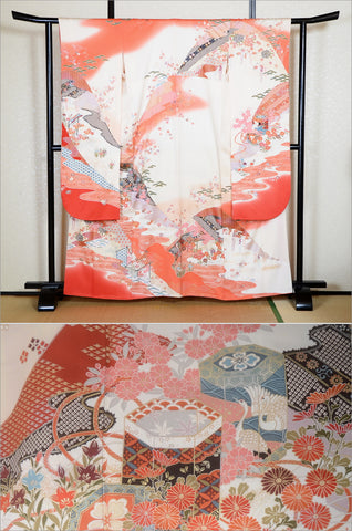 Furisode kimono. Long sleeved kimono. Japanese kimono. maiko kimono. geisha kimono.