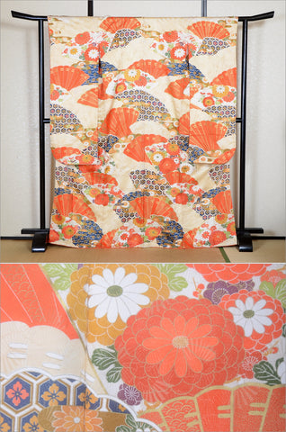 Furisode kimono. Long sleeved kimono. Japanese kimono. maiko kimono. geisha kimono.