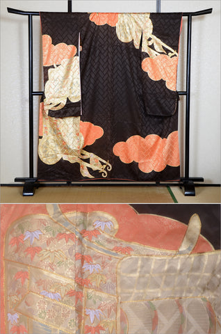 Furisode kimono. Long sleeved kimono. Japanese kimono. maiko kimono. geisha kimono.