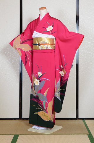 Furisode kimono. Long sleeved kimono. Japanese kimono. maiko kimono. geisha kimono.