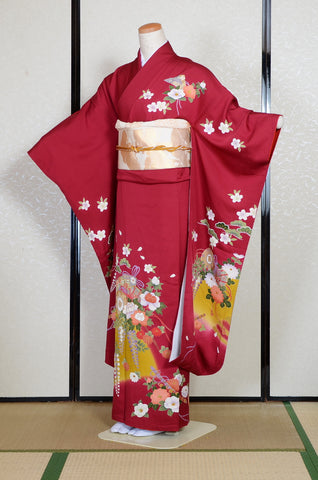 Furisode kimono. Long sleeved kimono. Japanese kimono. maiko kimono. geisha kimono.