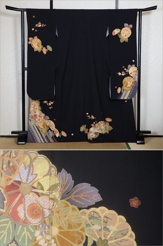 Furisode kimono. Long sleeved kimono. Japanese kimono. maiko kimono. geisha kimono.