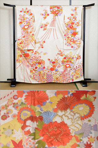 Furisode kimono. Long sleeved kimono. Japanese kimono. maiko kimono. geisha kimono.