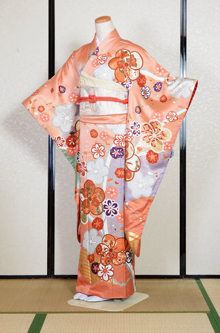 Furisode kimono. Long sleeved kimono. Japanese kimono. maiko kimono. geisha kimono.