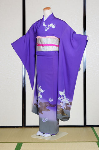 Furisode kimono. Long sleeved kimono. Japanese kimono. maiko kimono. geisha kimono.