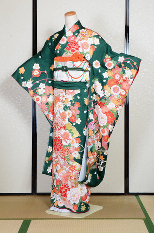 Furisode kimono. Long sleeved kimono. Japanese kimono. maiko kimono. geisha kimono.