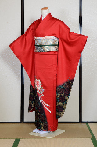 Furisode kimono. Long sleeved kimono. Japanese kimono. maiko kimono. geisha kimono.