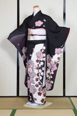 Furisode kimono. Long sleeved kimono. Japanese kimono. maiko kimono. geisha kimono.